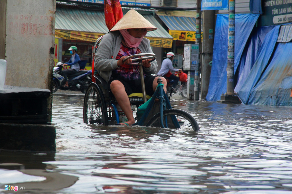 Đường Sài Gòn ngập sâu 3 ngày, nước chưa rút hình ảnh 9 Duong Sai Gon ngap sau 3 ngay, nuoc chua rut hinh anh 9
