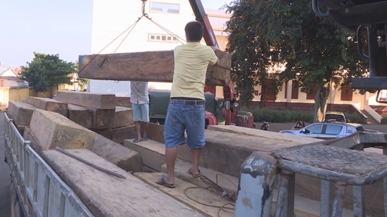Bắt xe tải chở gỗ lậu trong đêm Bắt xe tải chở gỗ lậu trong đêm