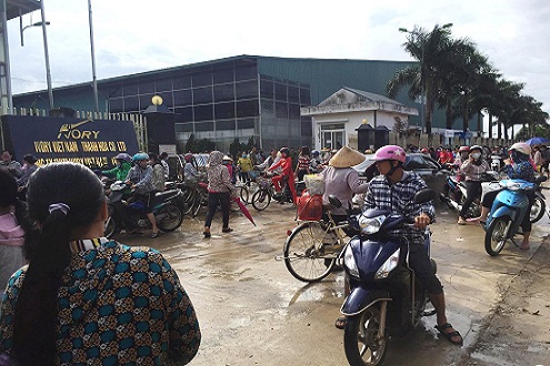 Công nhân Cty TNHH Ivory Việt Nam tiếp tục ngừng việc, đòi quyền lợi