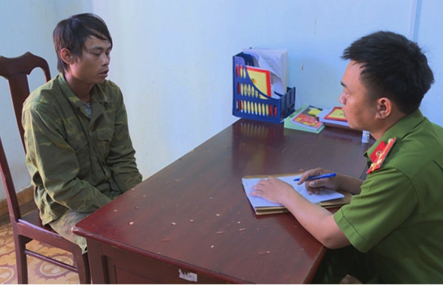 Dùng vũ lực khống chế hiếp dâm phụ nữ trên rẫy vắng Dùng vũ lực khống chế hiếp dâm phụ nữ trên rẫy vắng