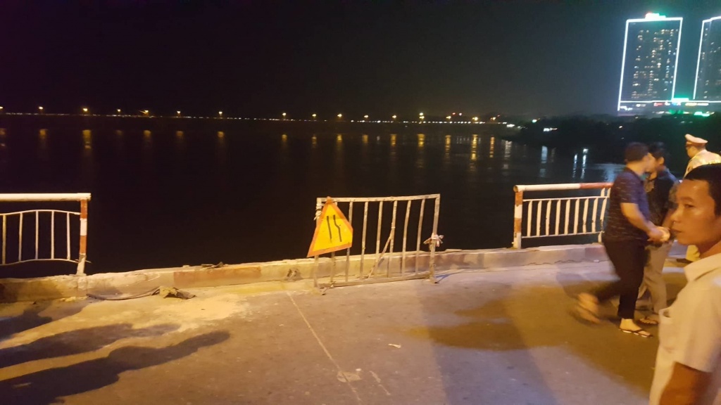 Toàn cảnh vụ xe ô tô 'xé toạc' lan can cầu Chương Dương lao xuống sông Hồng khiến 2 người tử vong toan canh vu xe o to xe toac lan can cau chuong duong lao xuong song hong khien 2 nguoi tu vong