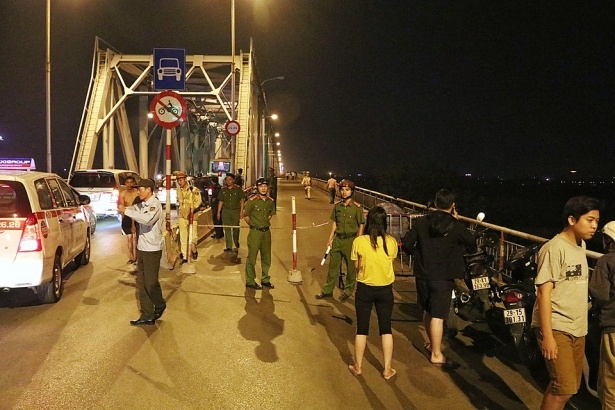 Toàn cảnh vụ xe ô tô 'xé toạc' lan can cầu Chương Dương lao xuống sông Hồng khiến 2 người tử vong toan canh vu xe o to xe toac lan can cau chuong duong lao xuong song hong khien 2 nguoi tu vong