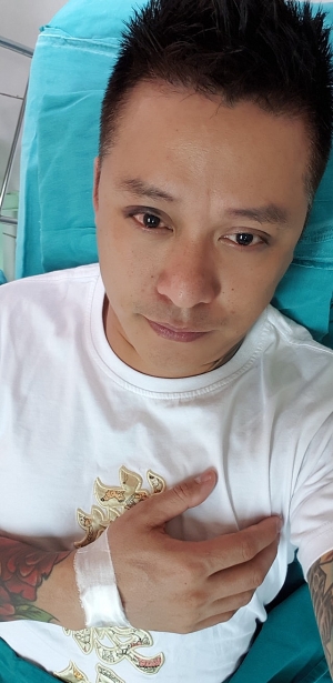Tuấn Hưng bị bóng đập mạnh vào mắt, thị lực chỉ còn 4/10 tuan hung bi bong dap manh vao mat thi luc chi con 410