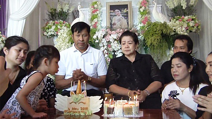 Gia đình nuốt nước mắt tổ chức sinh nhật sau 4 ngày tang lễ cho Á hậu tử nạn cùng tỉ phú Vichai