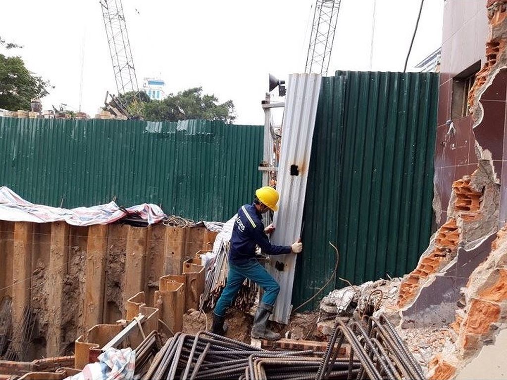 Văn Phú - Giảng Võ đang cho người phá dỡ hàng rào và rút cừ công trình xây dựng trụ sở của Công đoàn Y tế Việt Nam vào sáng 8/11. Ảnh: Công đoàn Y tế Việt Nam cung cấp