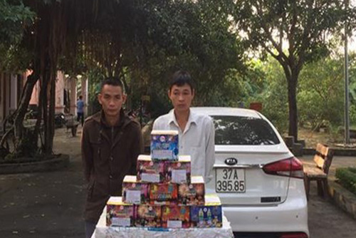 Bắt giữ 2 đối tượng vận chuyển hàng tạ pháo nổ Bắt giữ 2 đối tượng vận chuyển hàng tạ pháo nổ