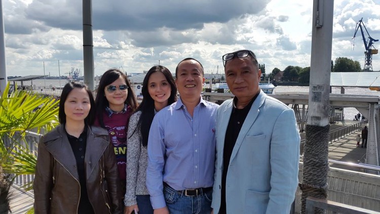 Tấm ảnh gia đình khủng có ông Nguyễn Giang Đông, vợ Văn Quyết và Quỳnh Anh.