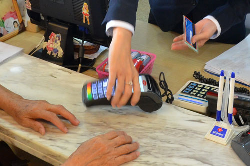 Thẻ từ ATM dễ bị làm giả, chuyển đổi tốn kém - Ảnh 2.