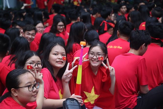 Học sinh TPHCM mặc áo cờ đỏ sao vàng đi học cổ vũ đội tuyển Việt Nam - ảnh 1