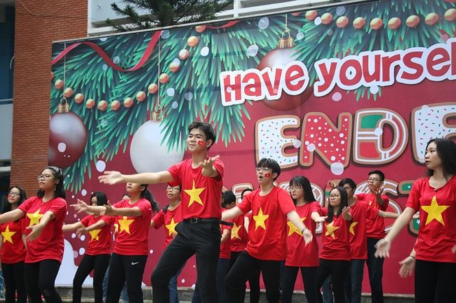 Học sinh TPHCM mặc áo cờ đỏ sao vàng đi học cổ vũ đội tuyển Việt Nam - ảnh 2