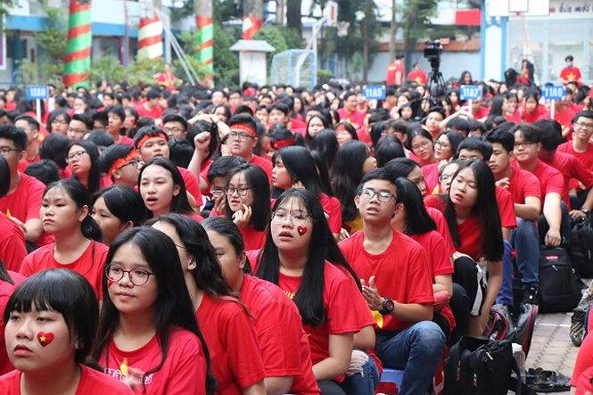 Học sinh TPHCM mặc áo cờ đỏ sao vàng đi học cổ vũ đội tuyển Việt Nam - ảnh 3