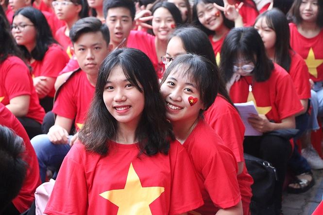 Học sinh TPHCM mặc áo cờ đỏ sao vàng đi học cổ vũ đội tuyển Việt Nam - ảnh 4
