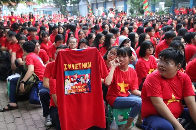Học sinh TPHCM mặc áo cờ đỏ sao vàng đi học cổ vũ đội tuyển Việt Nam - ảnh 6
