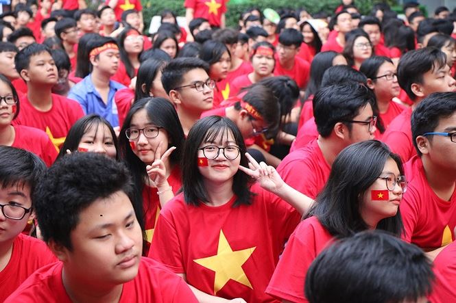 Học sinh TPHCM mặc áo cờ đỏ sao vàng đi học cổ vũ đội tuyển Việt Nam - ảnh 7