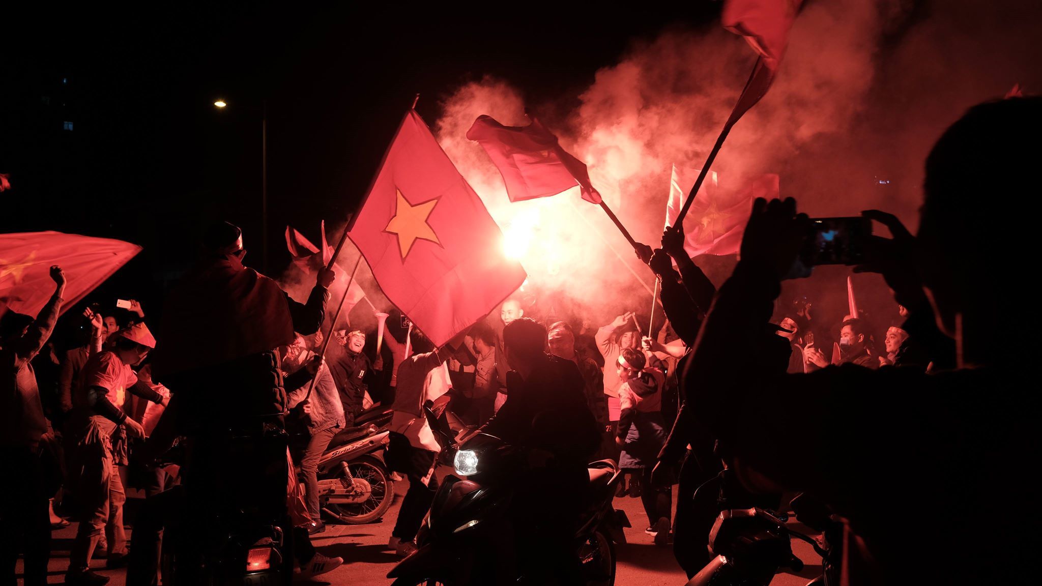 CĐV tưng bừng xuống đường mừng tuyển Việt Nam vô địch AFF Cup 2018
