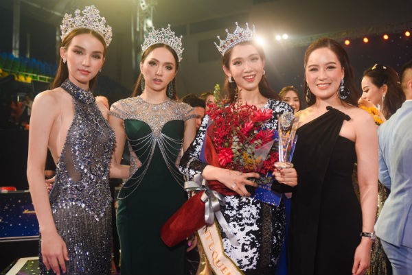 
Nhật Hà cùng Hoa hậu Chuyển giới Quốc tế 2018 Hương Giang cùng Á hậu Chuyển giới Quốc tế Yoshi Rinrada Thurapan.
