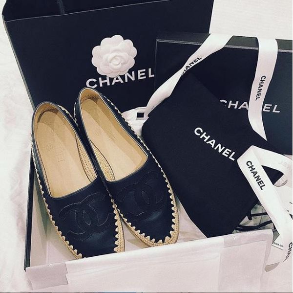 Trong tủ đồ của cô nàng có không ít item đắt giá như đôi Chanel đế bệt…