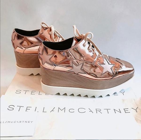 Hay giày gót cao, tông màu ánh kim của Stella Mc Cartney.