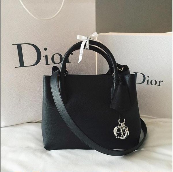 Và chắc chắn không thể thiếu những chiếc túi đắt giá của Dior…