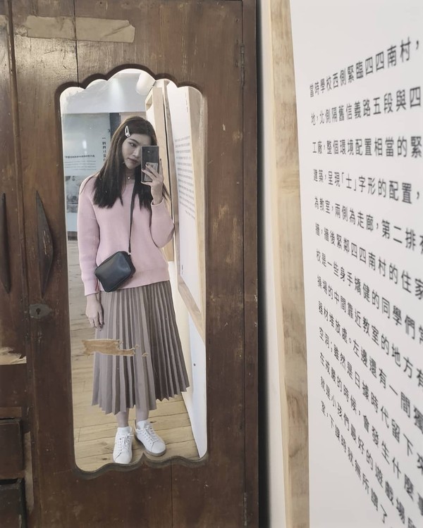 Người mẫu Quỳnh Châu lại trông như một viên kẹo ngọt ngào cùng áo len và chân váy dập pli tông màu pastel.