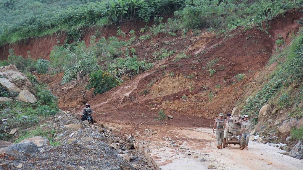 Tỉnh lộ 674 dài 36 km nối từ thôn Tam An, xã Sa Sơn đến làng Rẽ, xã Mo Ray (huyện Sa Thầy, tỉnh Kon Tum) bị sạt lở từ giữa tháng 7/2018. Ảnh: Hữu Phúc