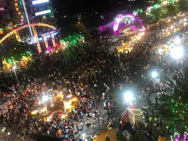 Tối ngày 4/2 (tức ngày 30 Tết), hàng ngàn người dân tại TP.HCM đã tập trung ở Phố đi bộ Nguyễn Huệ (Q.1) để chào đón màn bắn pháo hoa chào mừng năm mới 2019.