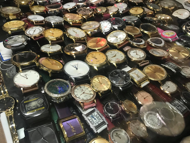 Đồng hồ hàng hiệu giá chỉ bằng cốc cà phê, mua bao nhiêu cũng có ở chợ lớn nhất Hà Nội - Ảnh 1.