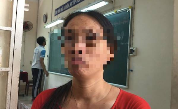Cô giáo 'không nói gì' lại bị đình chỉ vì ném vở học sinh