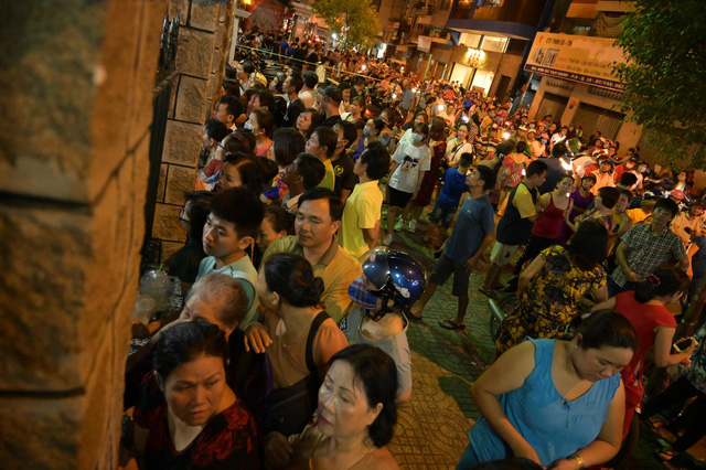 Nhiều nghệ sĩ tới thăm viếng Anh Vũ tại chùa Ấn Quang khi đêm xuống - Ảnh 16.