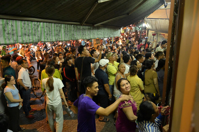 Nhiều nghệ sĩ tới thăm viếng Anh Vũ tại chùa Ấn Quang khi đêm xuống - Ảnh 17.