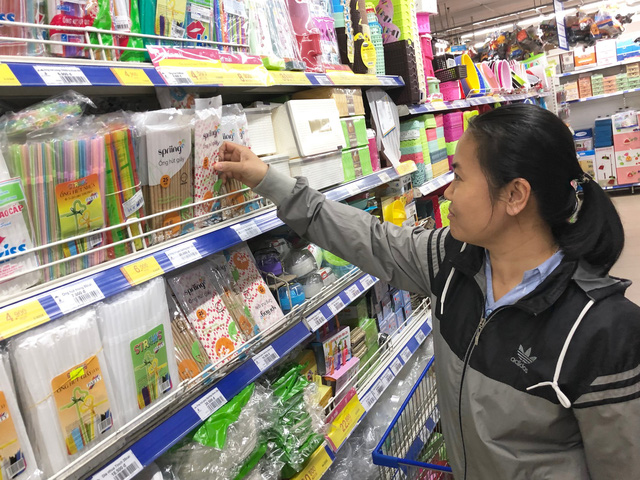 Sau dùng lá chuối gói rau củ thay túi nilon, siêu thị quyết định dừng bán ống hút nhựa - Ảnh 1.