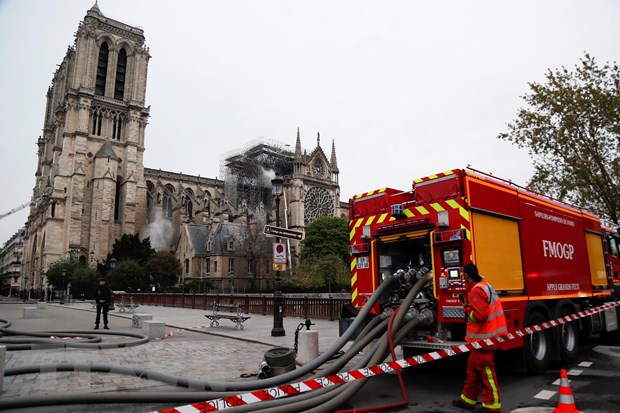 Vụ cháy Nhà thờ Đức Bà Paris: Pháp tri ân lực lượng cứu hỏa hình ảnh 1 Vu chay Nha tho Duc Ba Paris: Phap tri an luc luong cuu hoa hinh anh 1