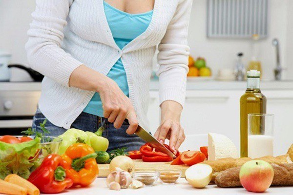 Sử dụng thực phẩm an toàn, đúng cách tránh nguy cơ ngộ độc trong ngày hè. Ảnh minh họa.