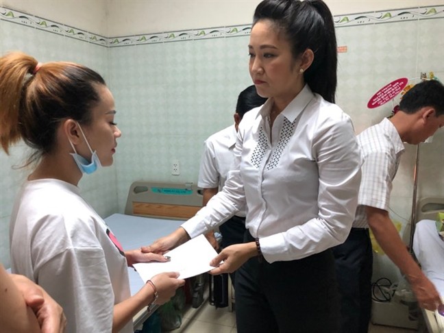 Phó Giám đốc Sở VHTT TP HCM đến bệnh viện động viên nghệ sĩ Lê Bình - Ảnh 2.