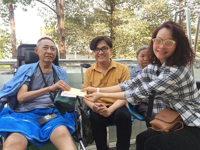 Phó Giám đốc Sở VHTT TP HCM đến bệnh viện động viên nghệ sĩ Lê Bình - Ảnh 3.
