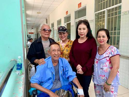 Phó Giám đốc Sở VHTT TP HCM đến bệnh viện động viên nghệ sĩ Lê Bình - Ảnh 4.