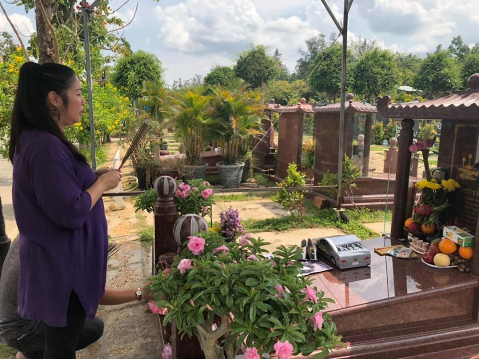 Hồng Vân đến thăm mộ Anh Vũ, kể ước nguyện lúc sinh thời của cố nghệ sĩ