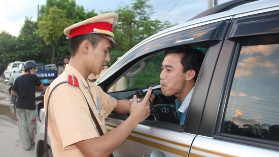 Khẩn trương thực hiện các biện pháp ngăn chặn TNGT do uống rượu, bia Khẩn trương thực hiện các biện pháp ngăn chặn TNGT do uống rượu, bia