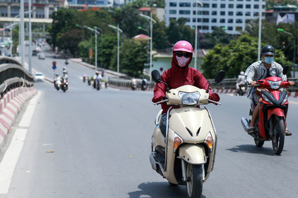 Hà Nội ngoài trời 45 độ, nắng cháy da đến bao giờ?