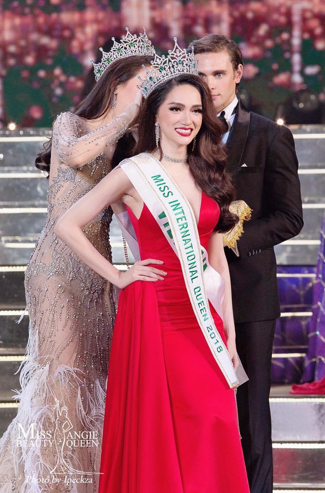 Những chiếc váy giúp Hoa hậu Hương Giang nâng tầm đẳng cấp  - Ảnh 1.