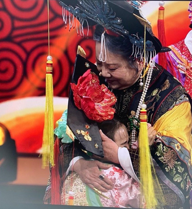 Gia đình Hoàn Châu cách cách ôm nhau khóc khi hội ngộ sau 20 năm - Ảnh 3.