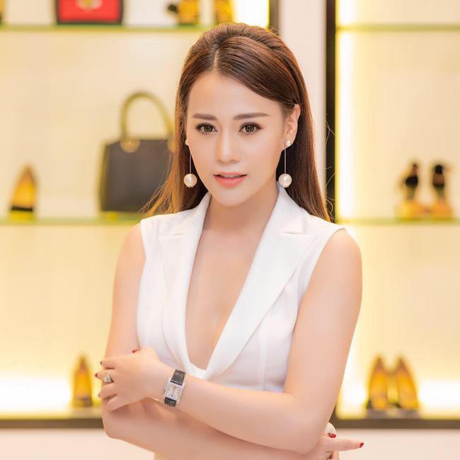 Tuổi 30, Phương Oanh Quỳnh búp bê sở hữu căn hộ cao cấp, xế hộp tiền tỉ - Ảnh 9. Tuổi 30, Phương Oanh Quỳnh búp bê sở hữu căn hộ cao cấp, xế hộp tiền tỉ - Ảnh 9.