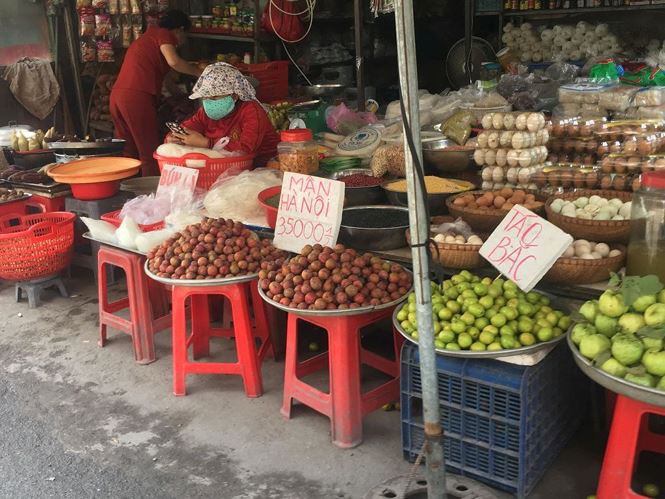 Mận hậu giá rẻ bán ngập chợ Sài Gòn - Ảnh 1.