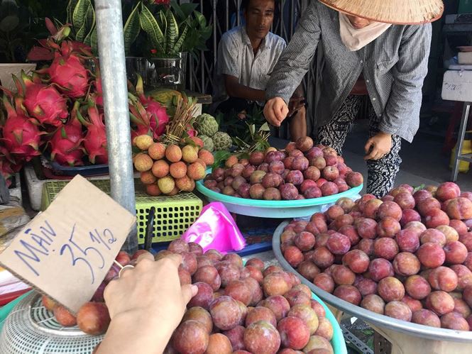 Mận hậu giá rẻ bán ngập chợ Sài Gòn - Ảnh 2.