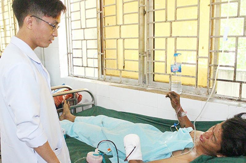 Dùng điện thoại khi sạc, nam thanh niên bị nổ nát bàn tay Dùng điện thoại khi sạc, nam thanh niên bị nổ nát bàn tay