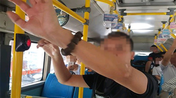 Gã đàn ông biến thái thủ dâm trên xe buýt giữa ban ngày - Ảnh 1.