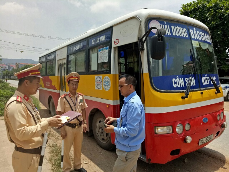 CSGT Bắc Giang thực hiện kiểm soát xe chở khách. Ảnh: CL Bắc Giang: Ra quân tổng kiểm soát xe ô tô và xe mô tô