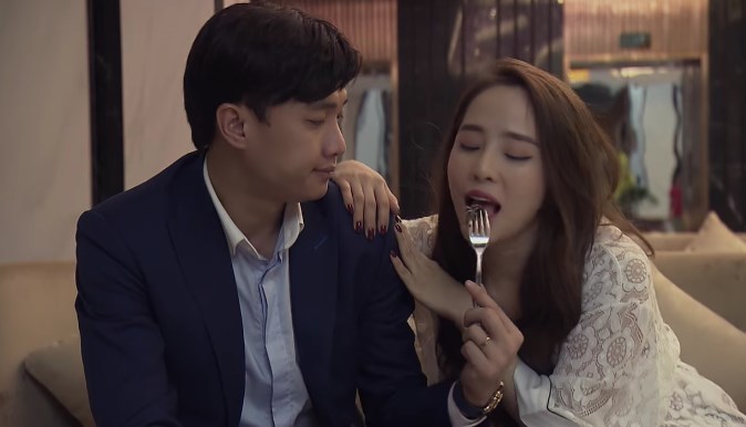 'Về nhà đi con' tập 69, Vũ bị ông Sơn bắt quả tang đang ôm ấp Nhã