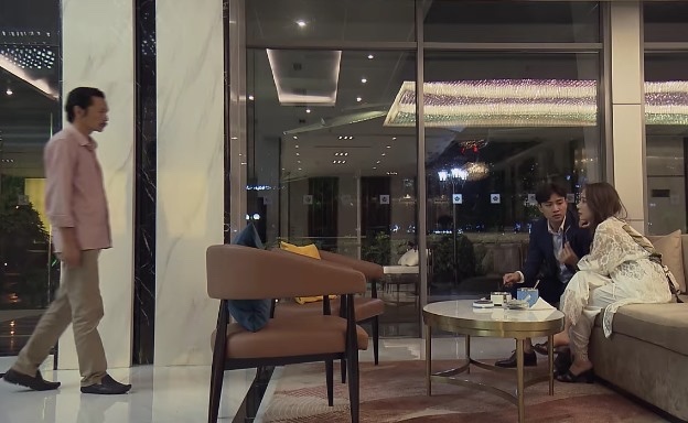 'Về nhà đi con' tập 69, Vũ bị ông Sơn bắt quả tang đang ôm ấp Nhã