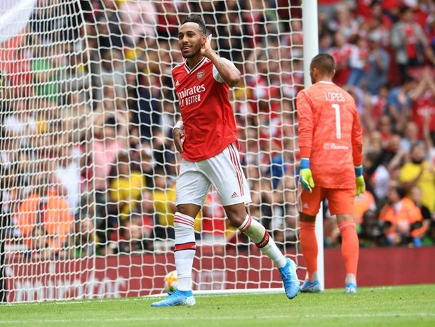 Arsenal ngậm ngùi nhìn Lyon nâng cúp ngay trên sân nhà hình ảnh 1 Arsenal ngam ngui nhin Lyon nang cup ngay tren san nha hinh anh 1